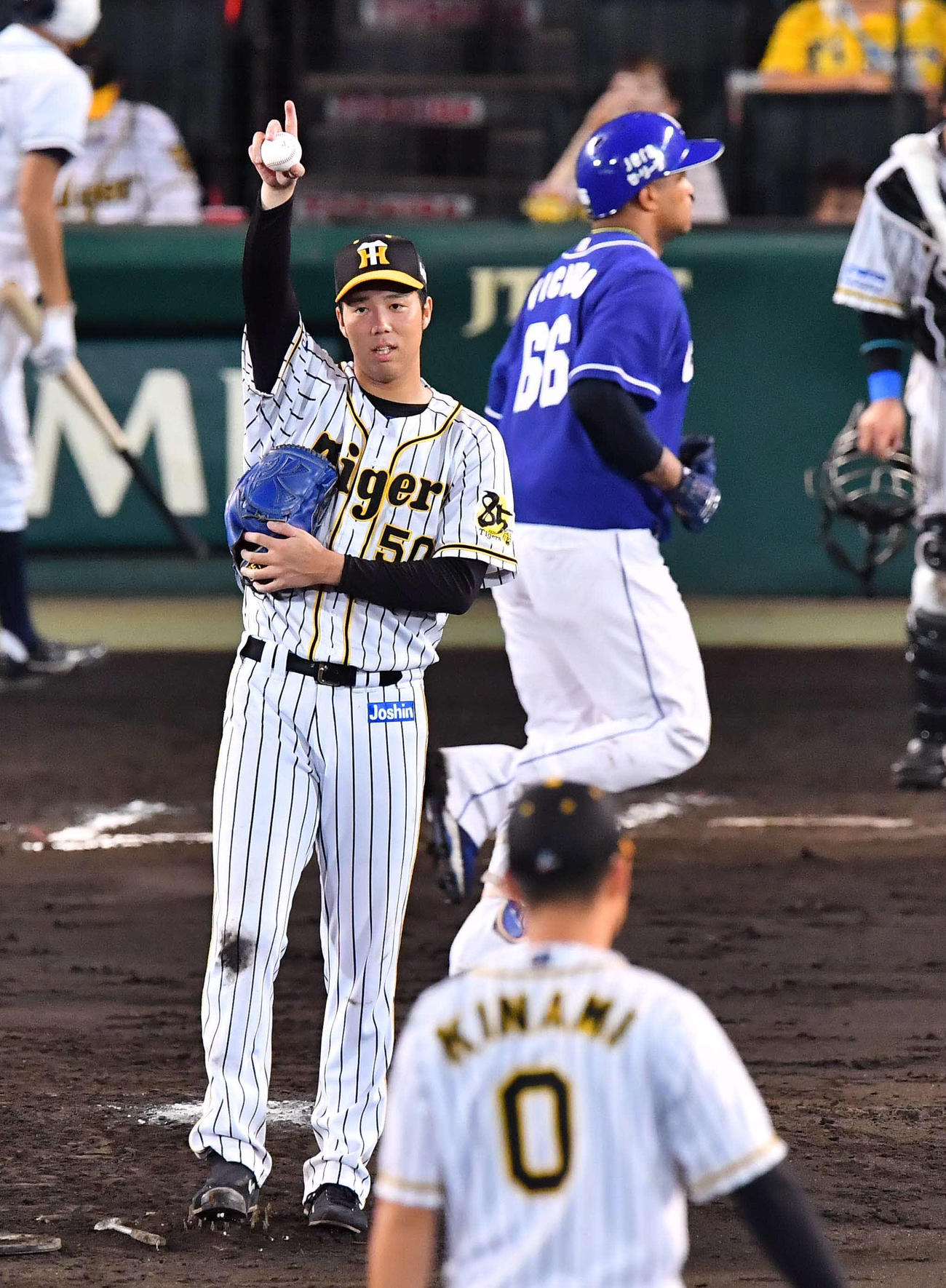 阪神対中日　7回表中日無死、青柳はビシエド（右）を中飛に打ち取り”1アウト”（撮影・上田博志）