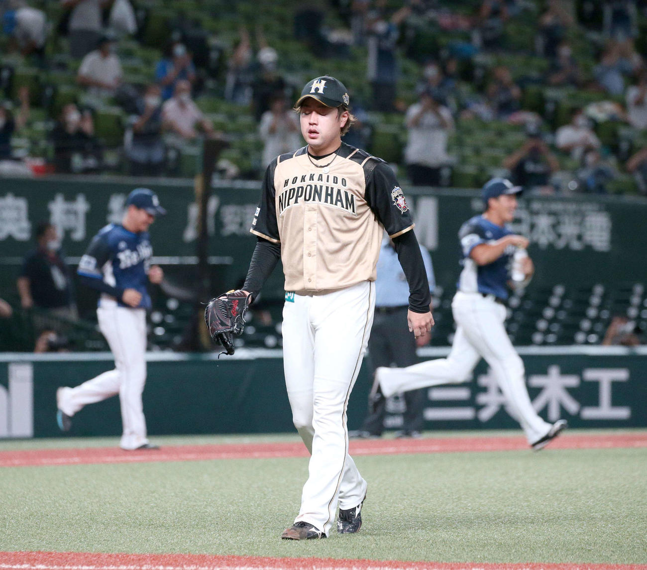 西武対日本ハム　9回裏西武1死満塁、山川にサヨナラ打を浴び、引き揚げる堀（撮影・黒川智章）