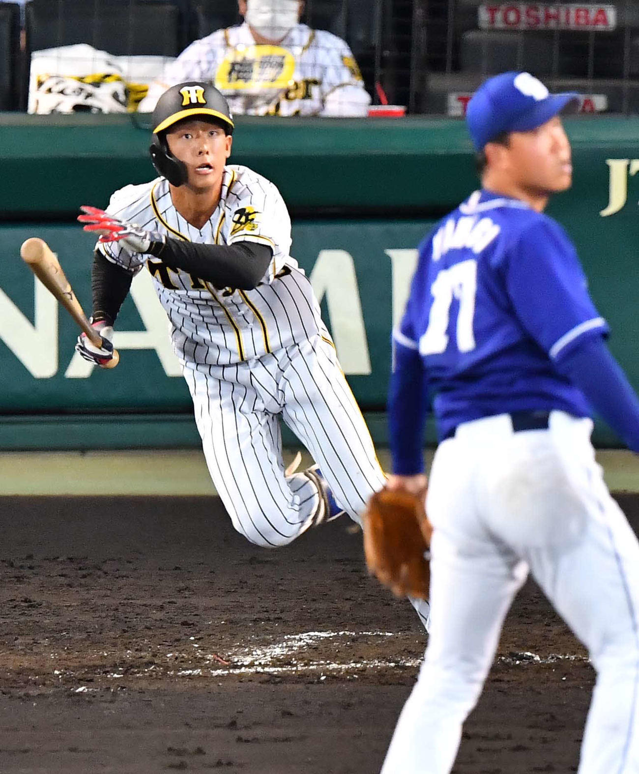 阪神対中日　5回裏阪神1死、小幡は中前にプロ初安打を放つ（撮影・上田博志）