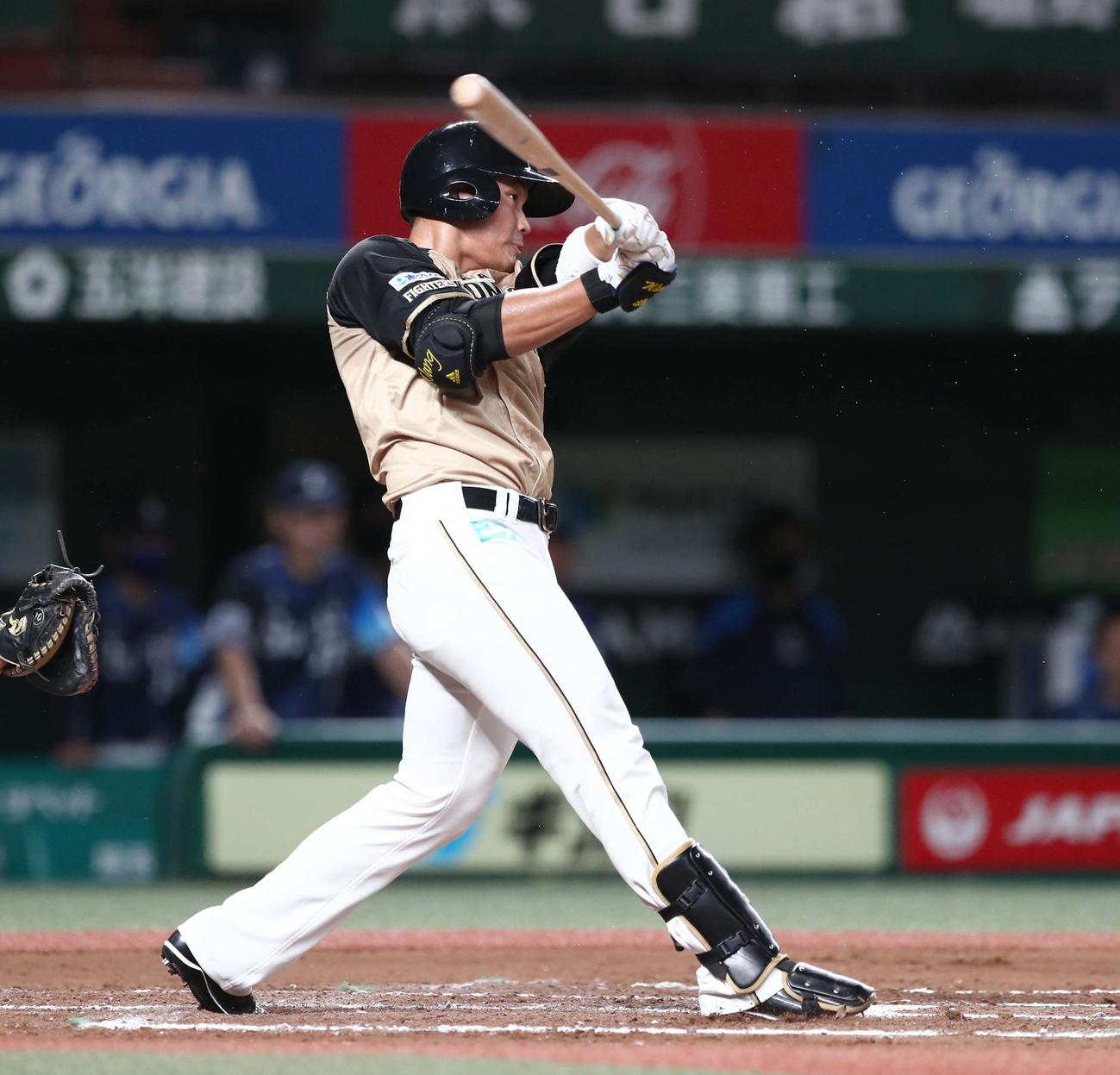 西武対日本ハム　8回表日本ハム1死一、二塁、右前適時打を放つ王柏融（撮影・黒川智章）