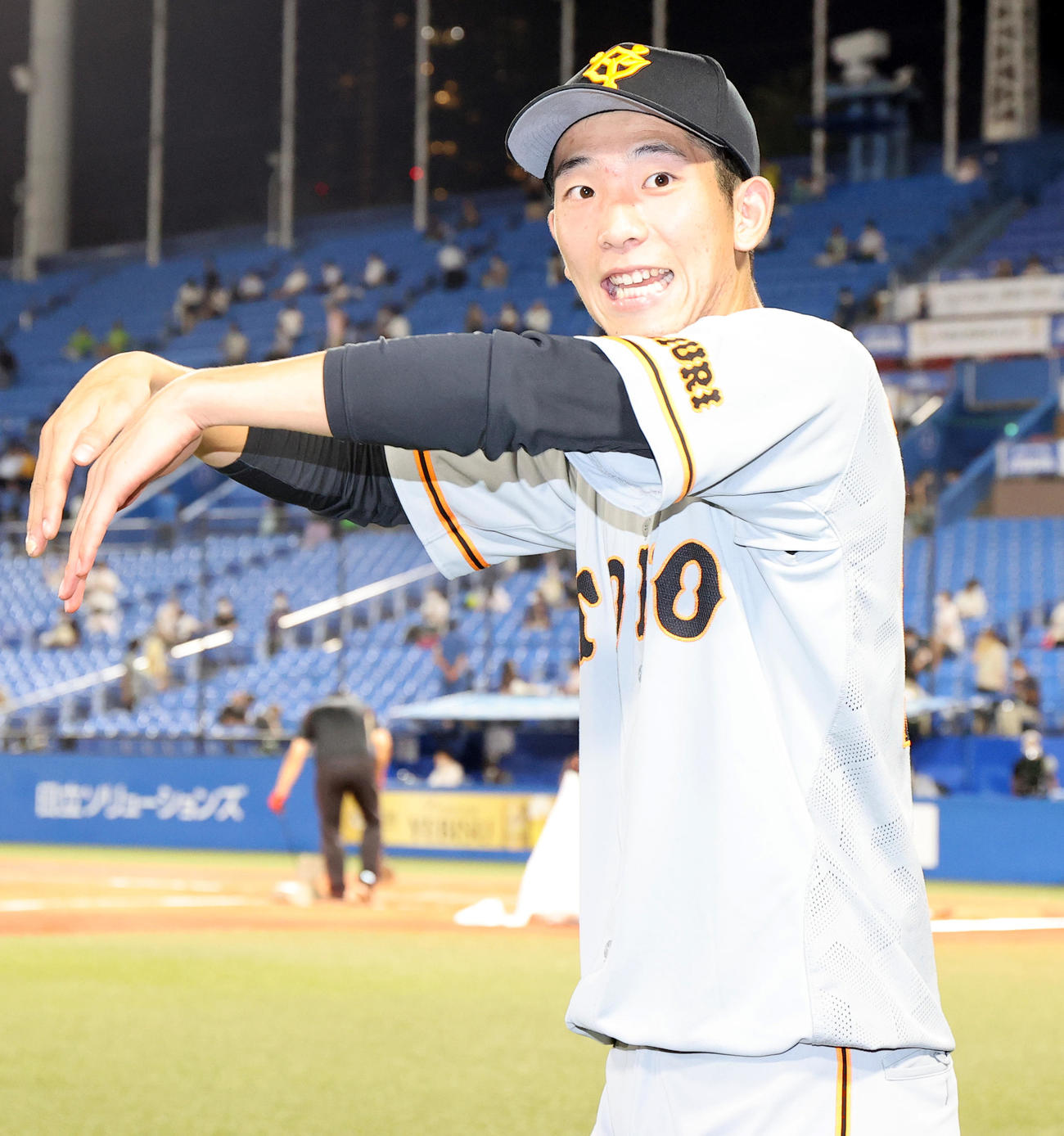 ヤクルト対巨人　7勝目を挙げた巨人戸郷は体を使って「7」のポーズ（撮影・浅見桂子）