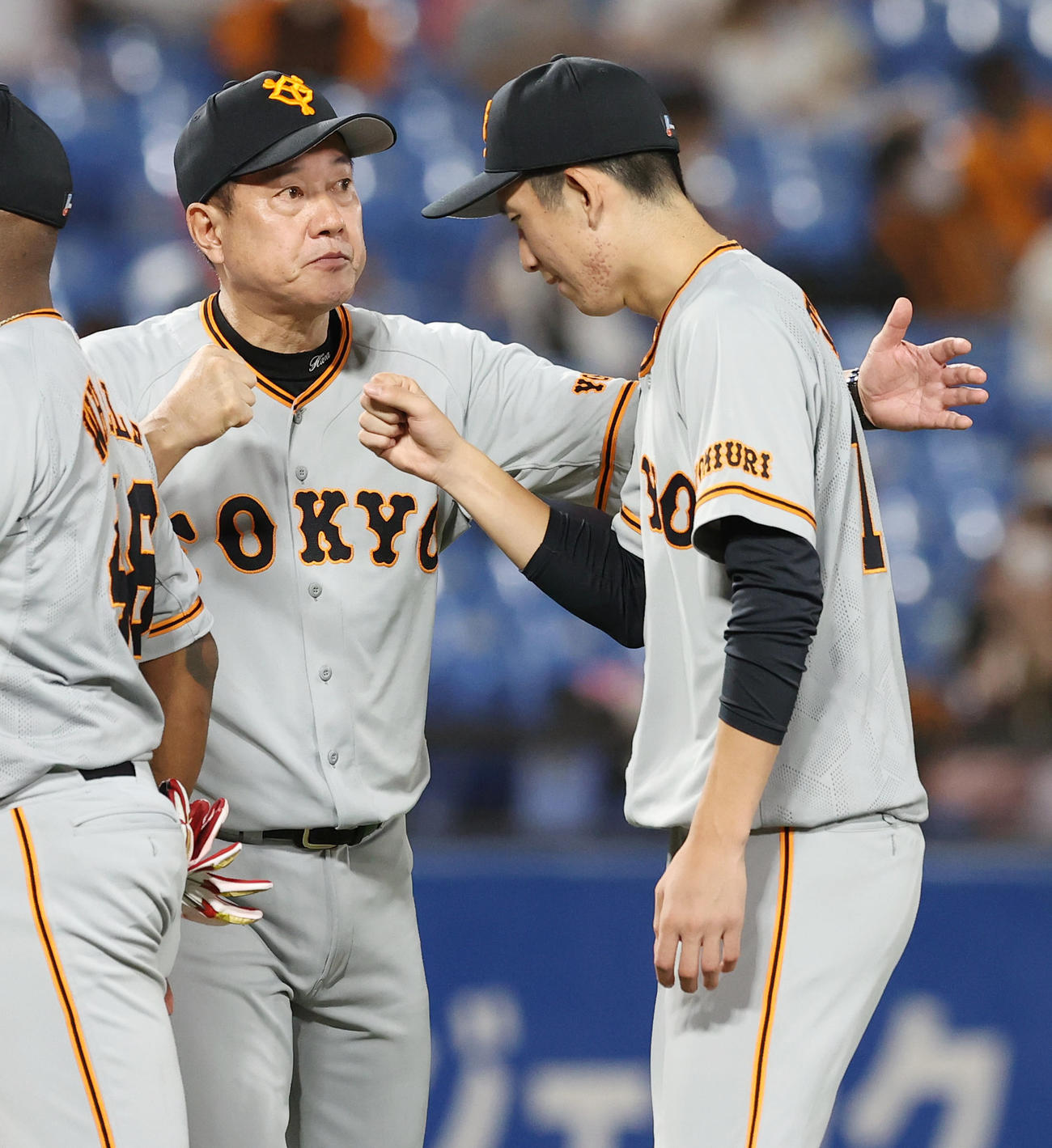 ヤクルト対巨人　ヤクルトに3連勝し7勝目を挙げた先発の戸郷（右）をねぎらう原監督（撮影・垰建太）