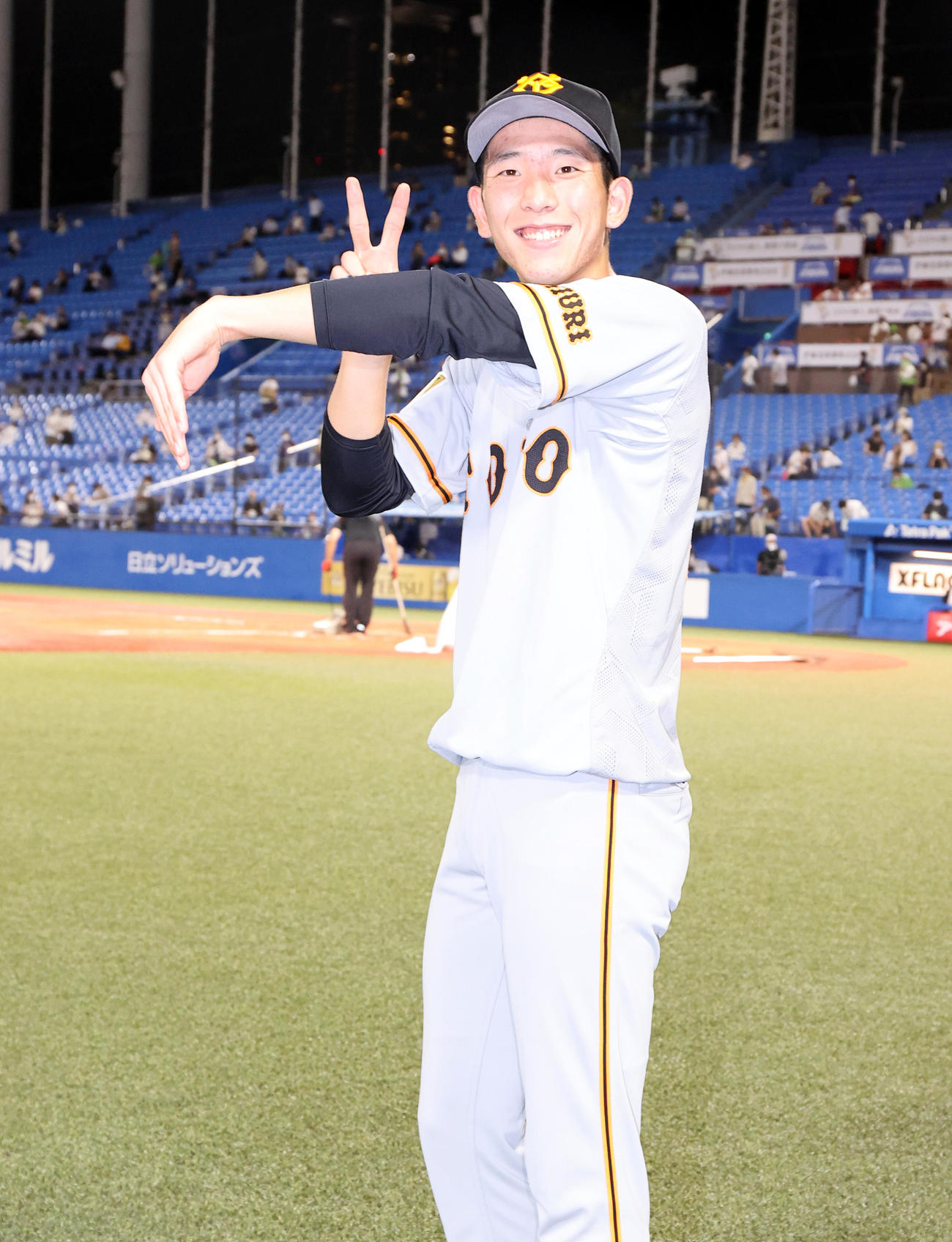 ヤクルト対巨人　7勝目を挙げた巨人戸郷は体を使って「7」のポーズ（撮影・浅見桂子）