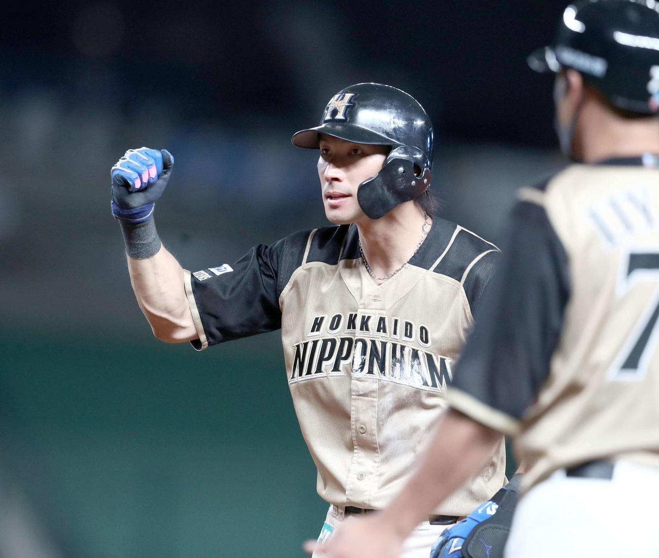 西武対日本ハム　8回表日本ハム2死一、二塁、右前適時打を放ちガッツポーズの大田（撮影・黒川智章）