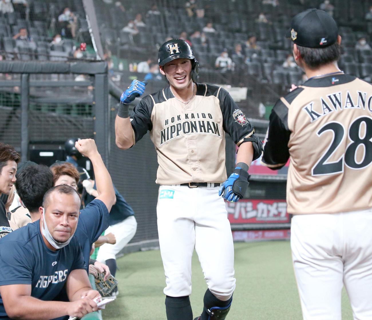 西武対日本ハム　2回表日本ハム2死二塁、右中間に2点本塁打を放ちナインに出迎えられる大田（撮影・黒川智章）