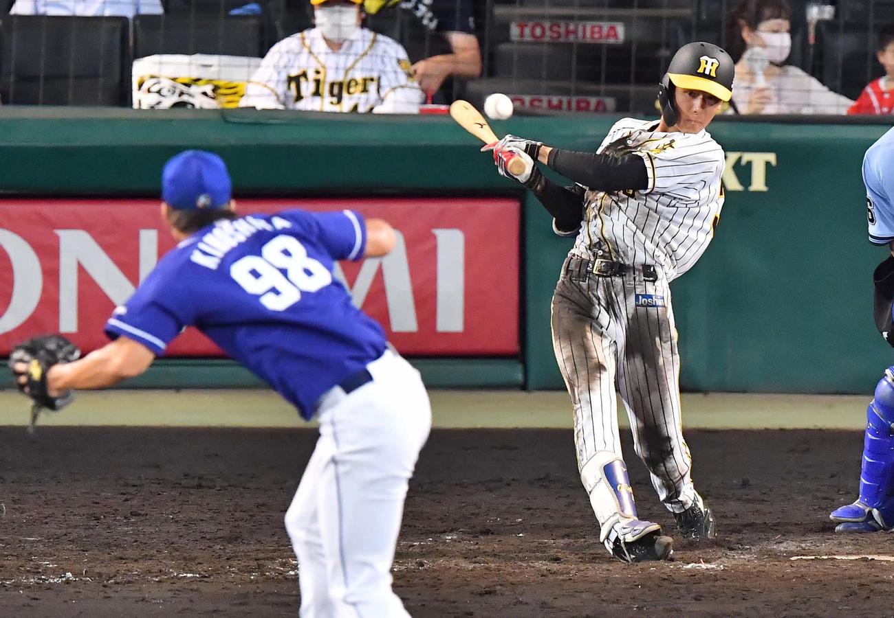 阪神対中日　8回裏阪神1死一塁、中前打を放つ小幡（撮影・上田博志）