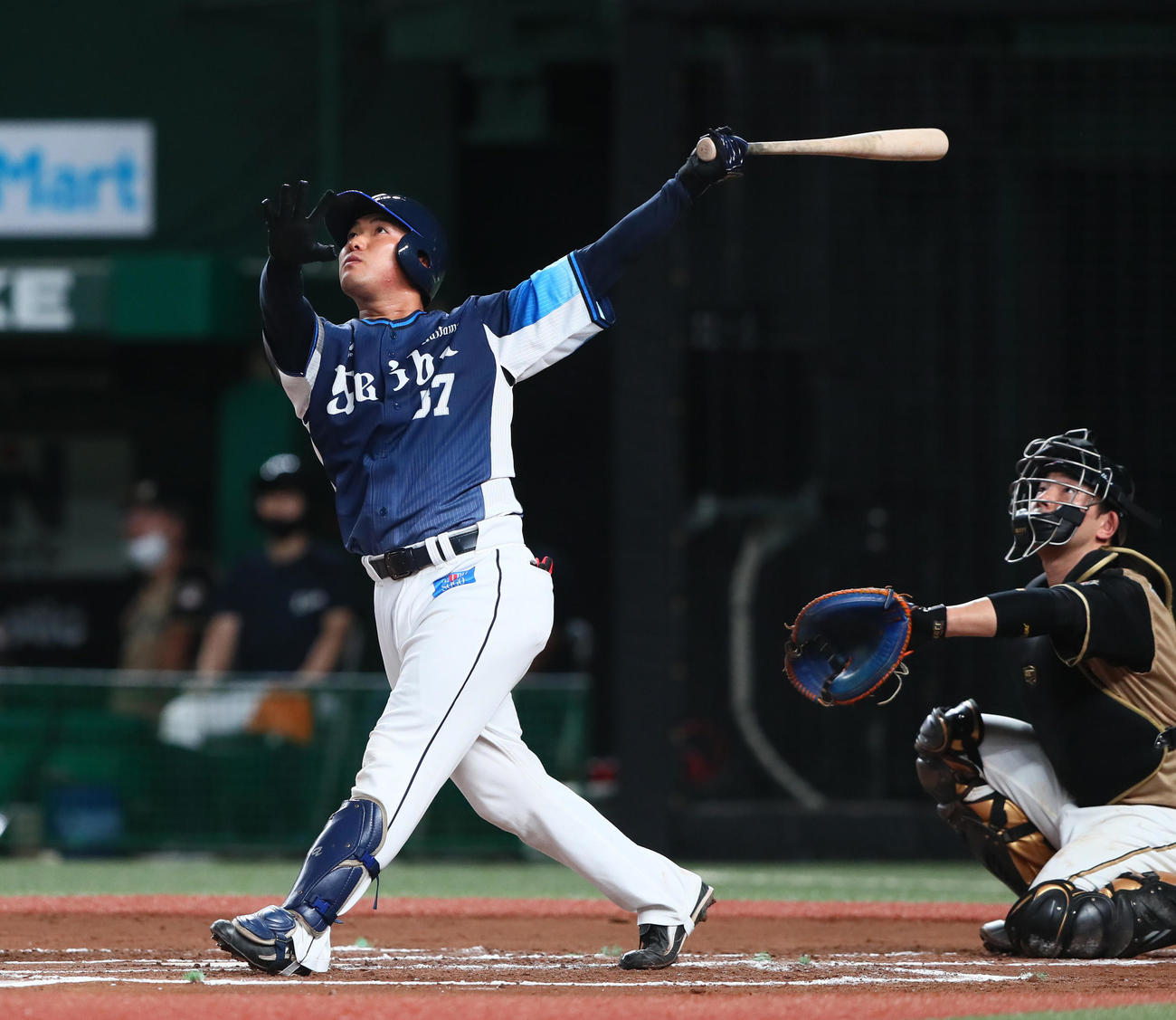 西武対日本ハム　6回裏西武2死、左越え本塁打を放つ柘植（撮影・足立雅史）