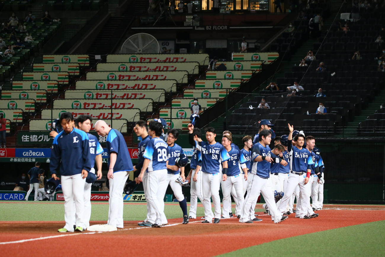 西武対日本ハム　サヨナラ勝ちに喜ぶナインの中で涙する西武森（撮影・足立雅史）