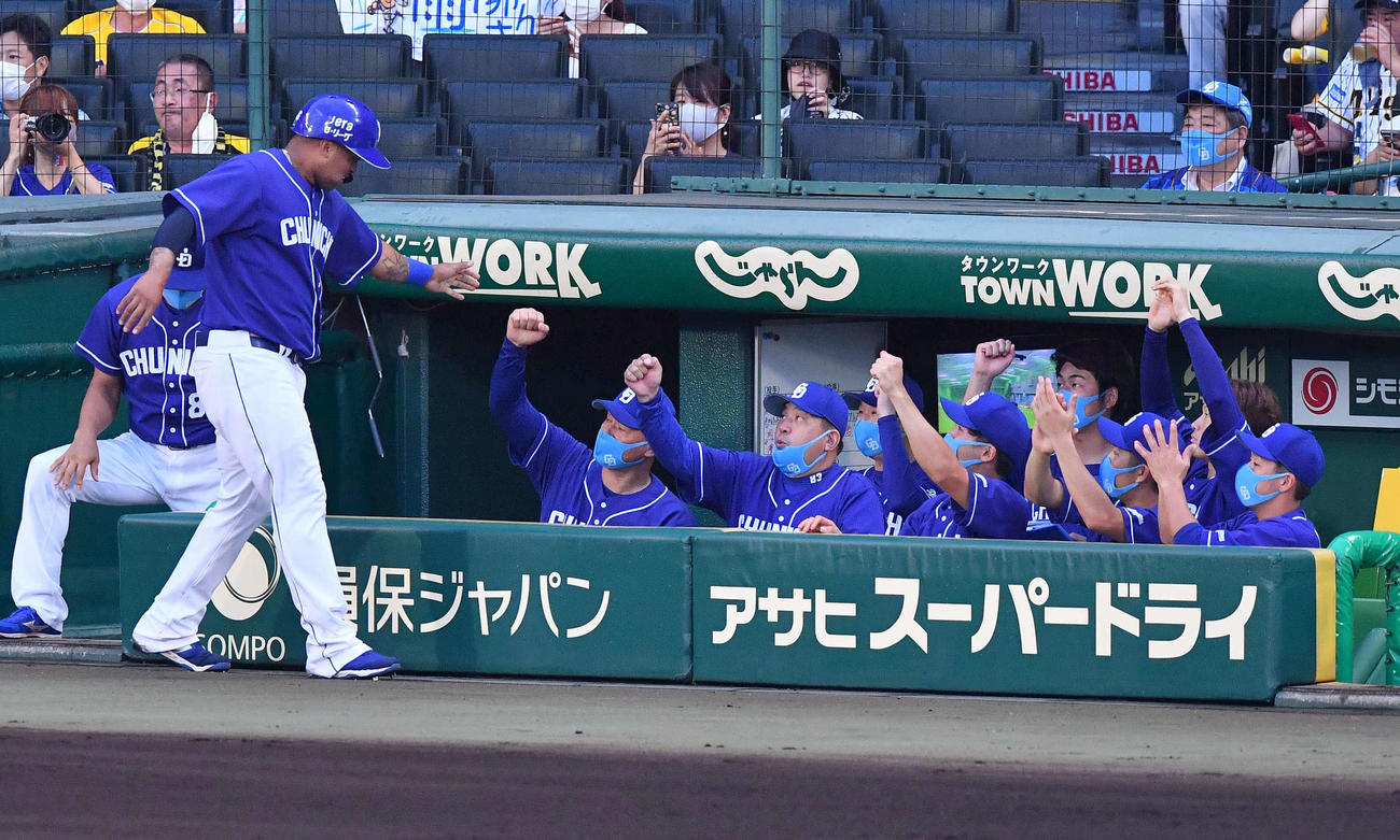 阪神対中日　1回表中日2死一、二塁、阿部寿樹の左前適時打で生還したダヤン・ビシエドをベンチで出迎える与田剛監督（左から3人目）（撮影・上田博志）