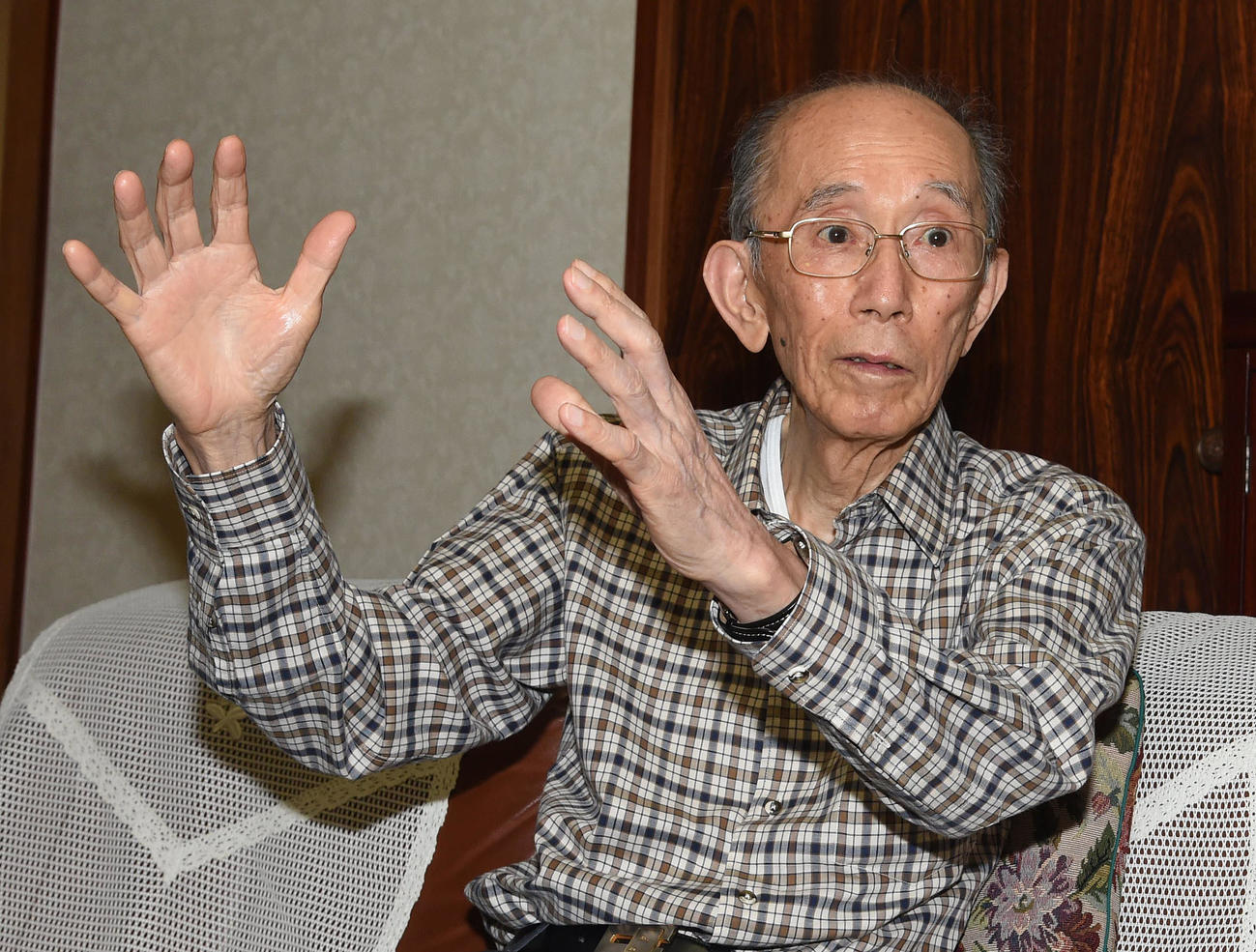 自宅で高校時代の思い出を語る福嶋一雄さん（2017年5月25日）