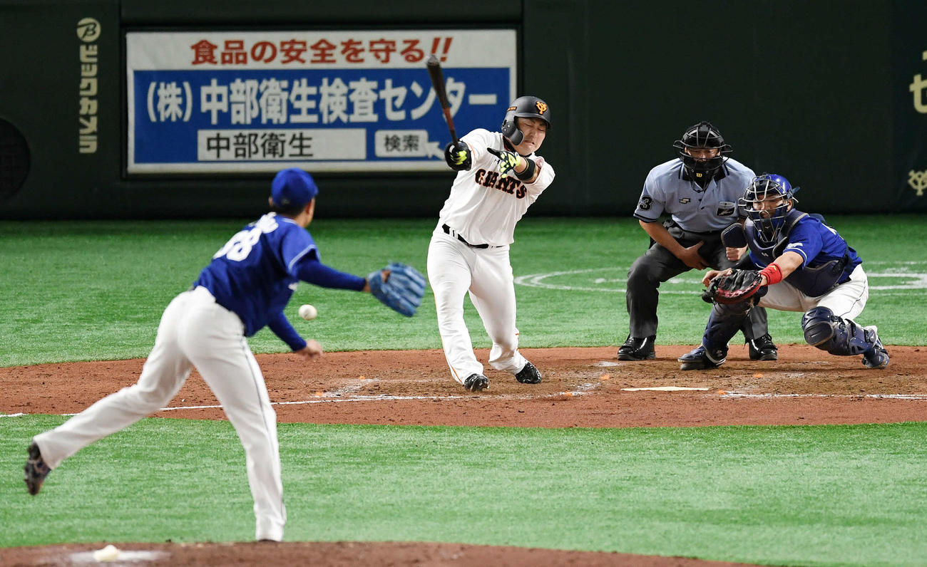 巨人対中日　5回裏巨人2死一、三塁、右前適時打を放つ丸（撮影・横山健太）