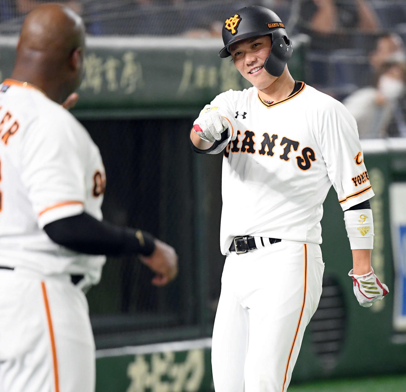 巨人対中日　5回裏巨人2死一、三塁、丸の適時打で生還した坂本は、ウィーラーとエアタッチ（撮影・たえ見朱実）