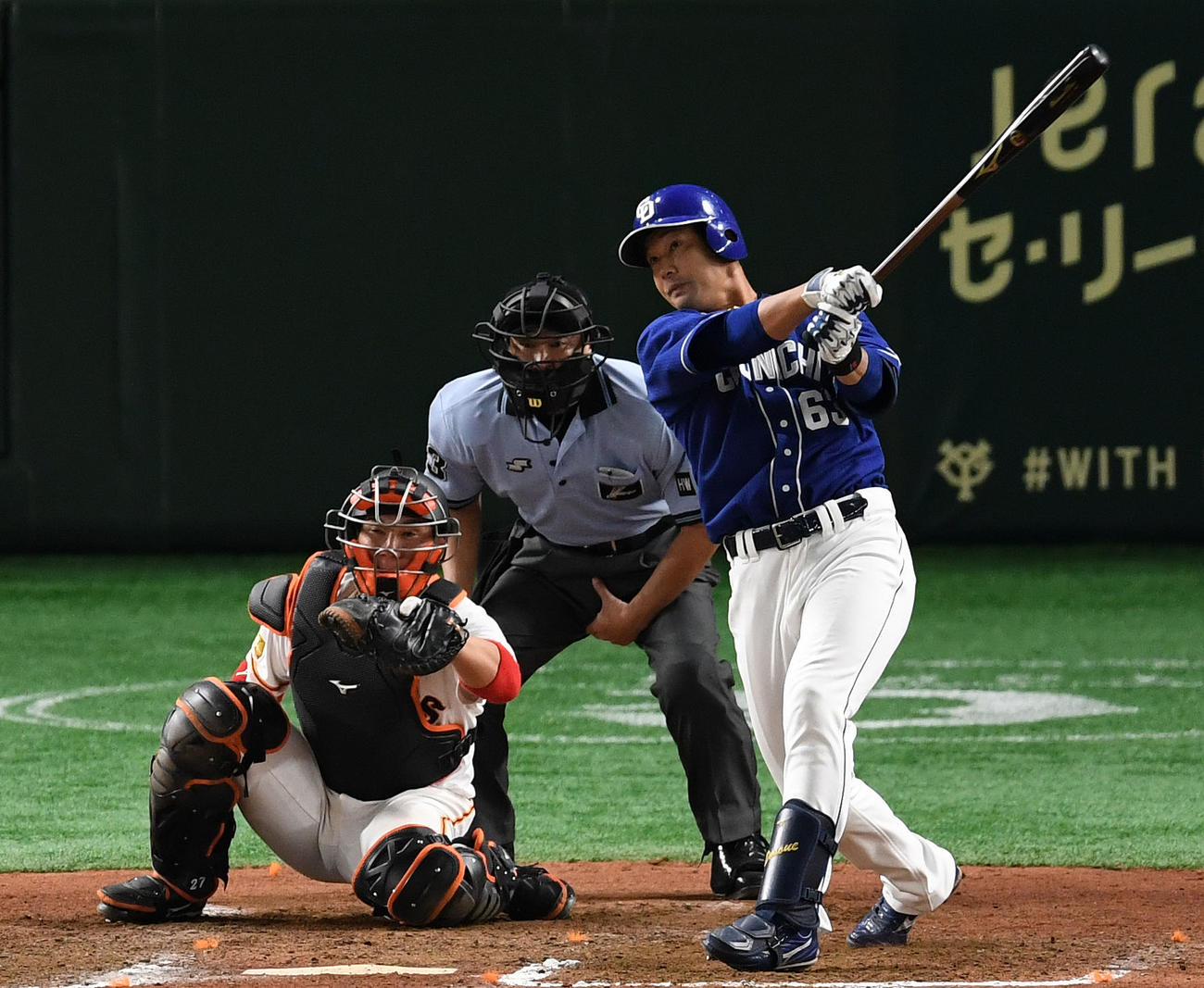 巨人対中日　6回表中日1死一、三塁、右越え適時二塁打を放つ堂上（撮影・横山健太）