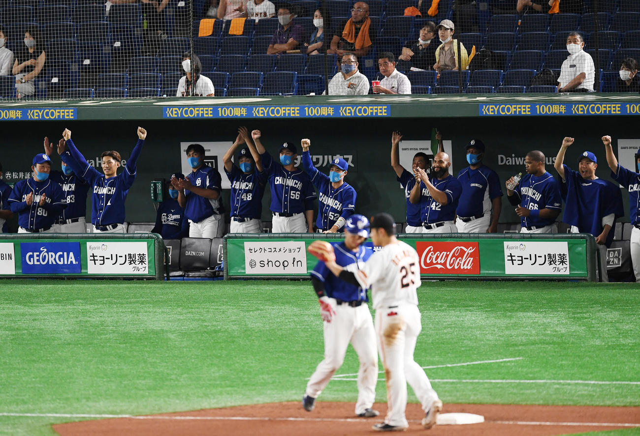 巨人対中日　6回表中日1死一、三塁、堂上が右越え適時二塁打を放ち盛り上がる中日ナイン（撮影・横山健太）