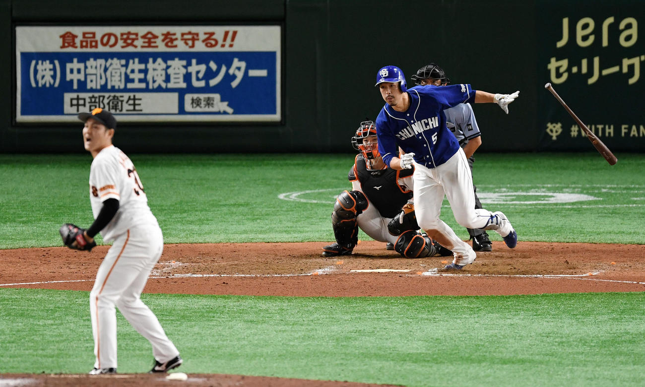 巨人対中日　7回表中日1死一、二塁、右中間へ2点適時二塁打を放つ阿部（撮影・横山健太）