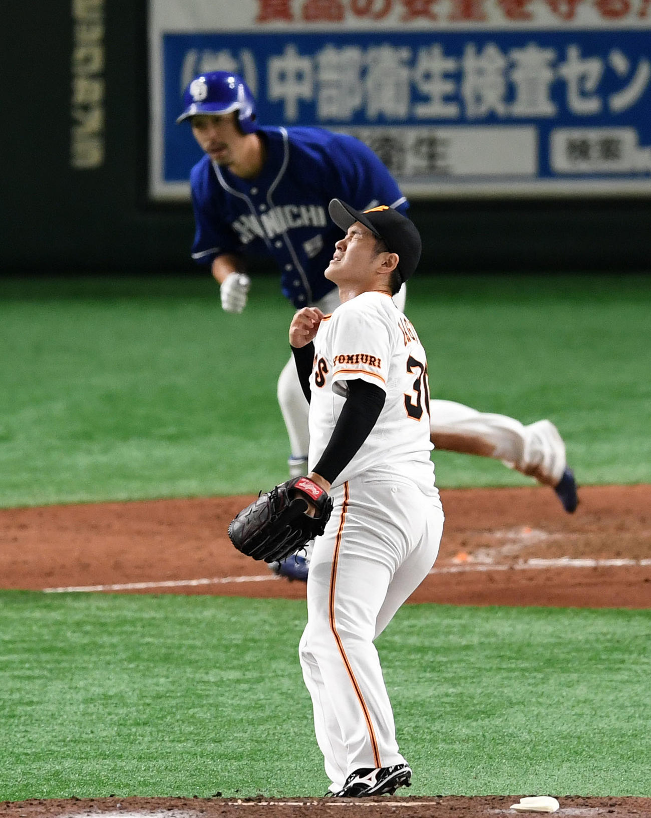 巨人対中日　7回表中日1死一、二塁、阿部に右中間へ2点適時二塁打を浴び肩を落とす鍵谷（撮影・横山健太）