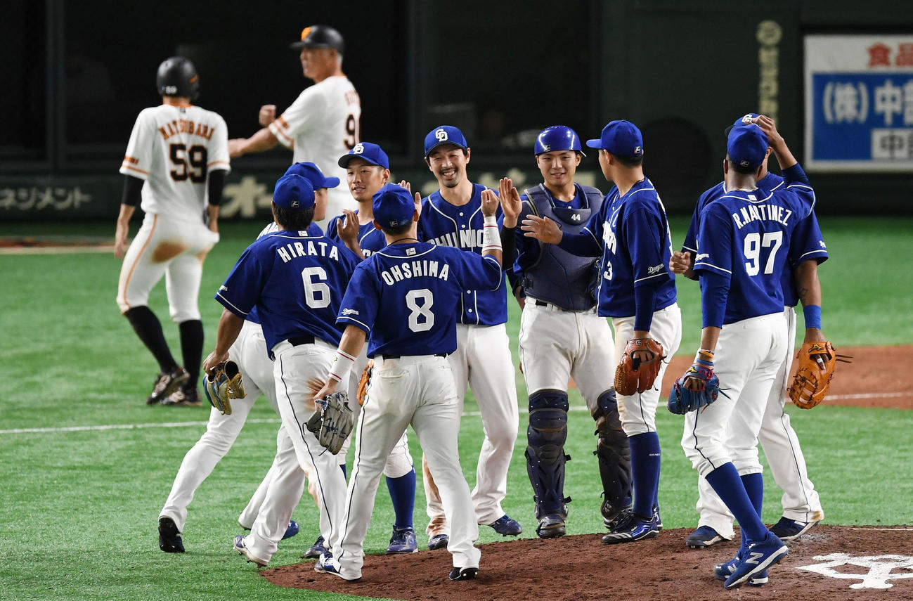 巨人対中日　巨人に勝利しタッチをかわす中日ナイン（撮影・横山健太）