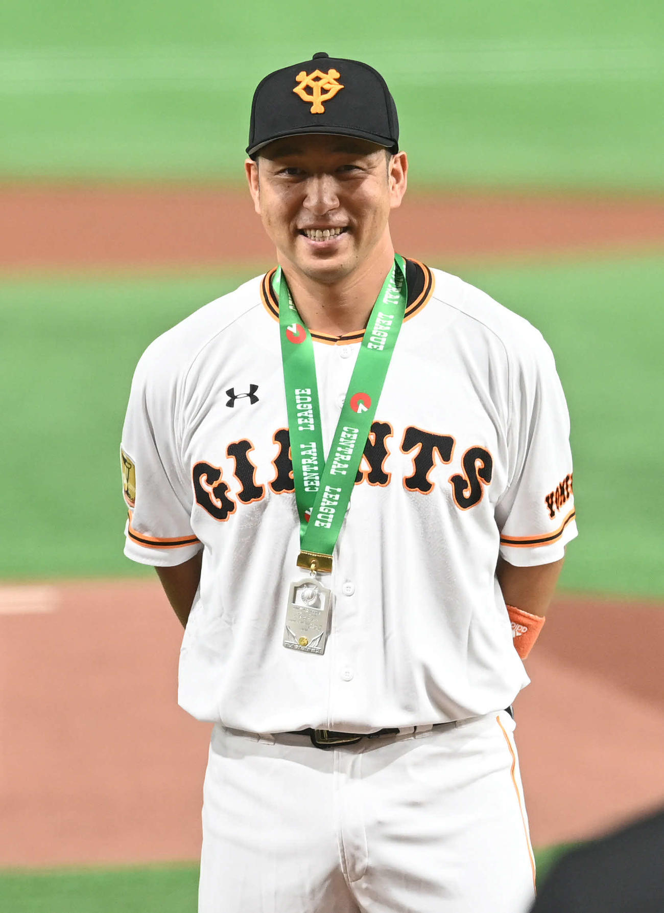 巨人対中日　試合前、通算200本塁打の表彰を受ける巨人中島（撮影・山崎安昭）