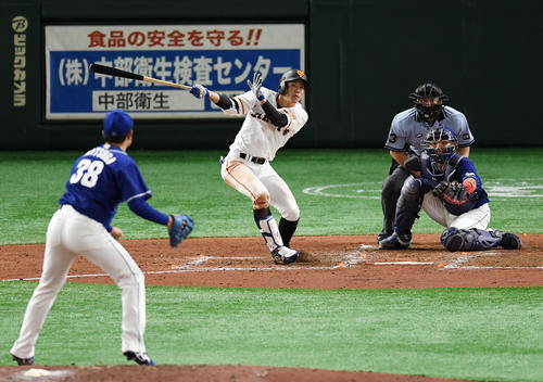 巨人対中日 4回裏巨人無死、中越え二塁打を放つ松原(撮影・横山健太)