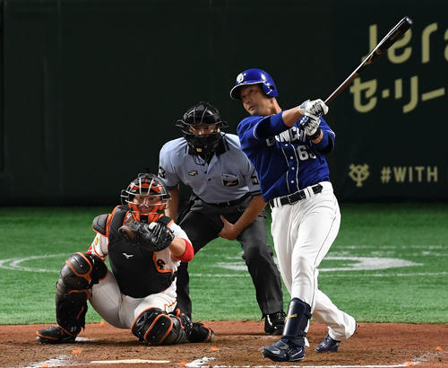 巨人対中日 6回表中日1死一、三塁、右越え適時二塁打を放つ堂上(撮影・横山健太)