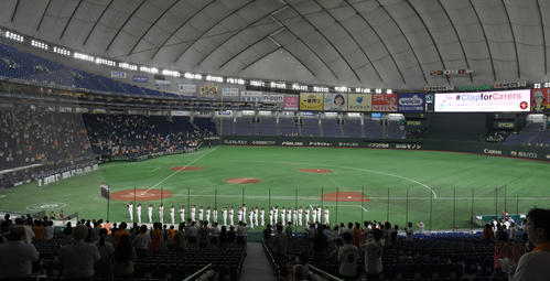 巨人対中日 医療従事者に拍手を送る両チーム選手(撮影・たえ見朱実)