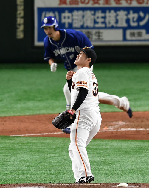巨人対中日 7回表中日1死一、二塁、阿部に右中間へ2点適時二塁打を浴び肩を落とす鍵谷(撮影・横山健太)