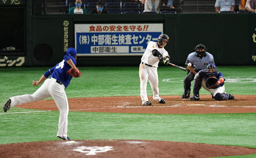 巨人対中日 8回裏巨人無死、中前打を放つ丸(撮影・横山健太)