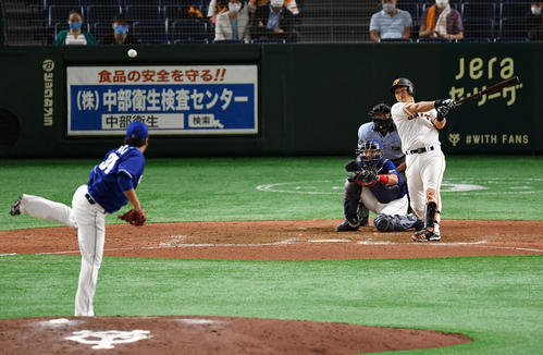 巨人対中日 8回裏巨人無死一塁、右前打を放つ中島(撮影・横山健太)