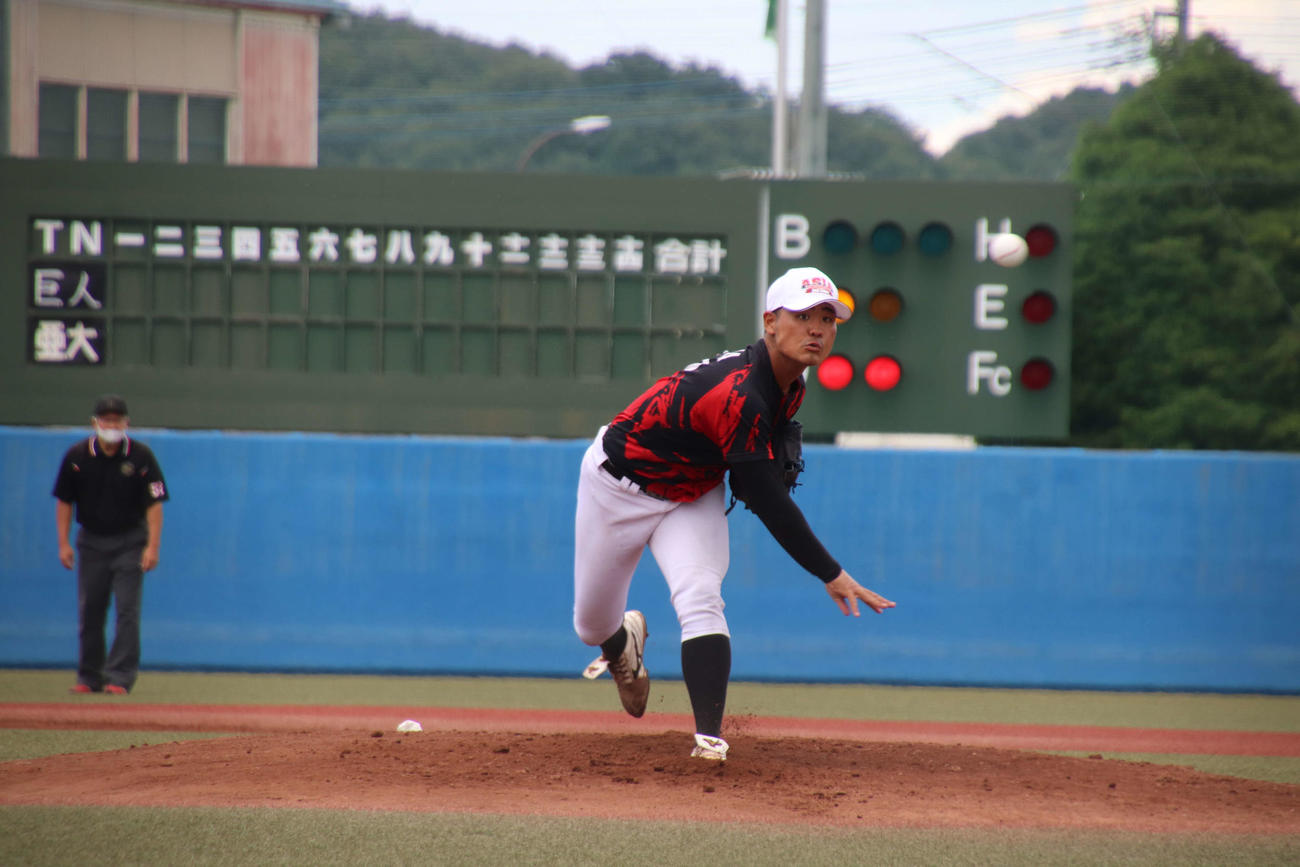 巨人3軍対亜大　6回を投げ1安打6三振と好投した亜大・内間（撮影・保坂淑子）