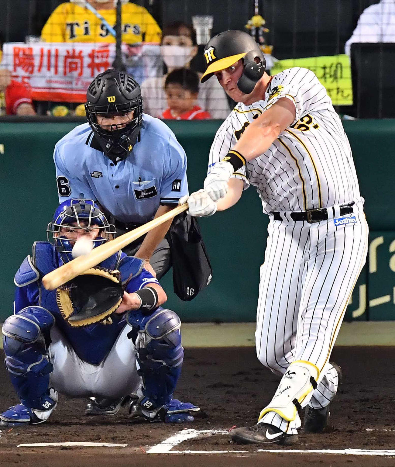 阪神対中日　6回裏阪神1死、サンズは左中間に2打席連続本塁打を放つ（撮影・上田博志）