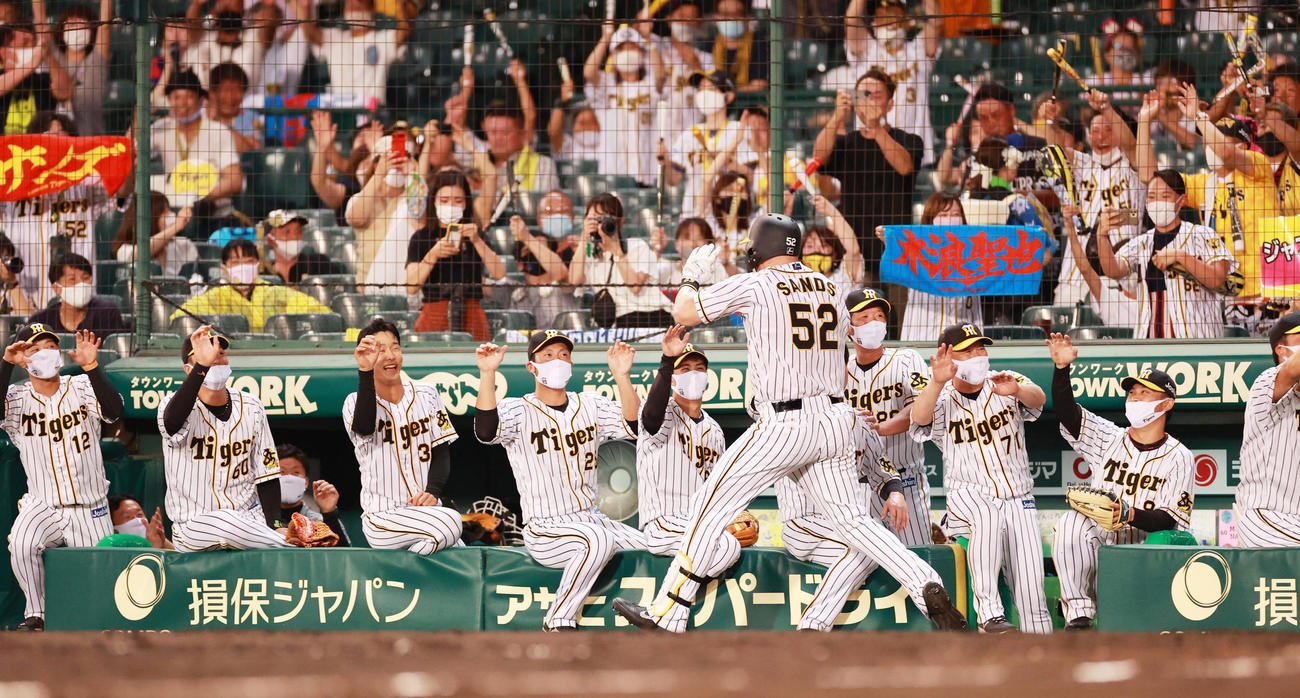 阪神対中日　4回裏阪神1死一、二塁、右中間へ逆転3点本塁打を放ったサンズをハッピーハンズで迎える阪神ナイン（撮影・清水貴仁）