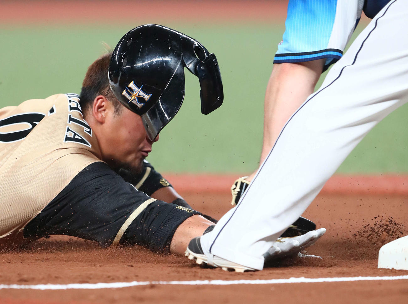 西武対日本ハム　5回表日本ハム1死、中堅フェンス直撃の長打を放ち三塁へヘッドスライディングするもタッチアウトとなる中田（撮影・足立雅史）
