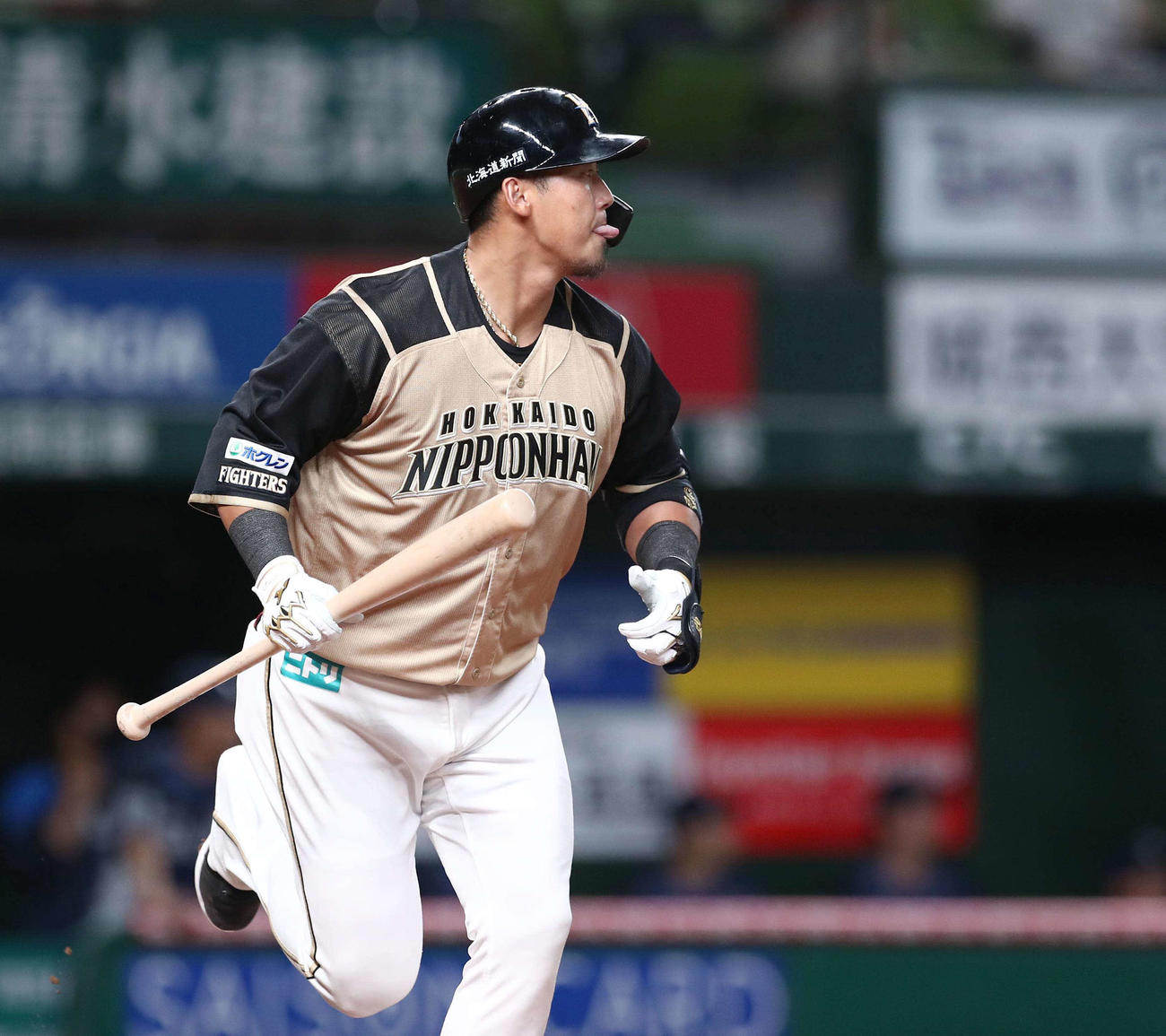 西武対日本ハム　1回表日本ハム2死二塁、左越え2点本塁打を放つ中田（撮影・黒川智章）