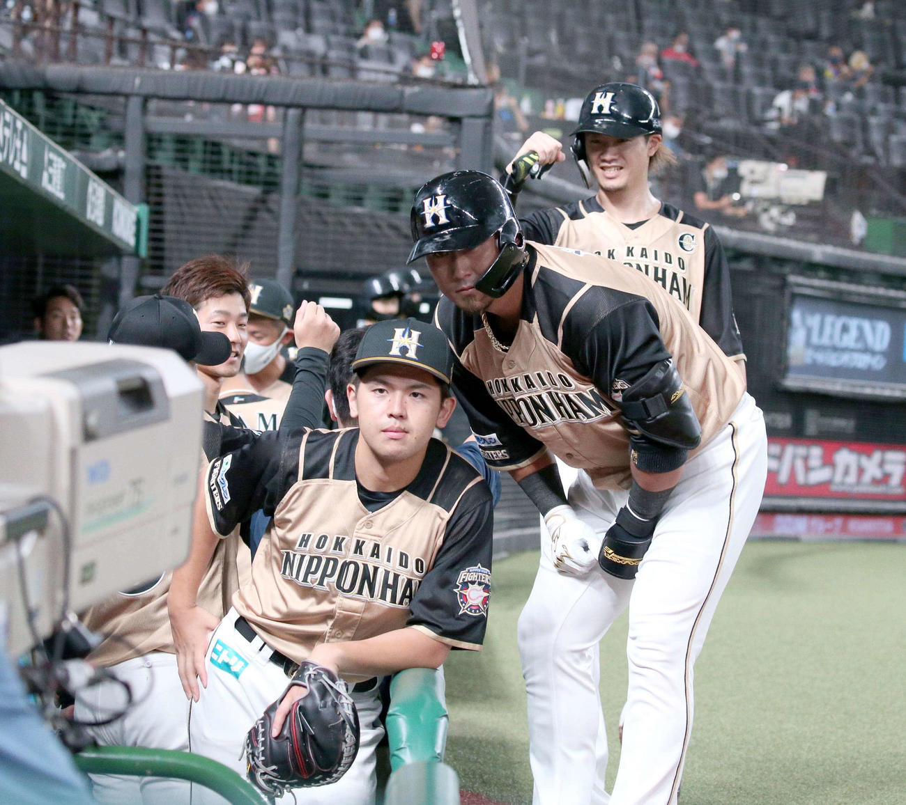 西武対日本ハム　1回表、2点本塁打を放った中田（右）は清水とテレビカメラを見つめる（撮影・黒川智章）