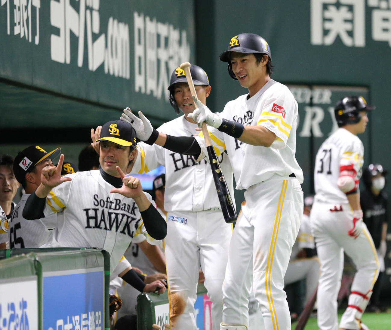 ソフトバンク対日本ハム　2回裏ソフトバンク無死一塁、柳田は右越えに2点本塁打を放ちベンチ前で笑顔（撮影・梅根麻紀）