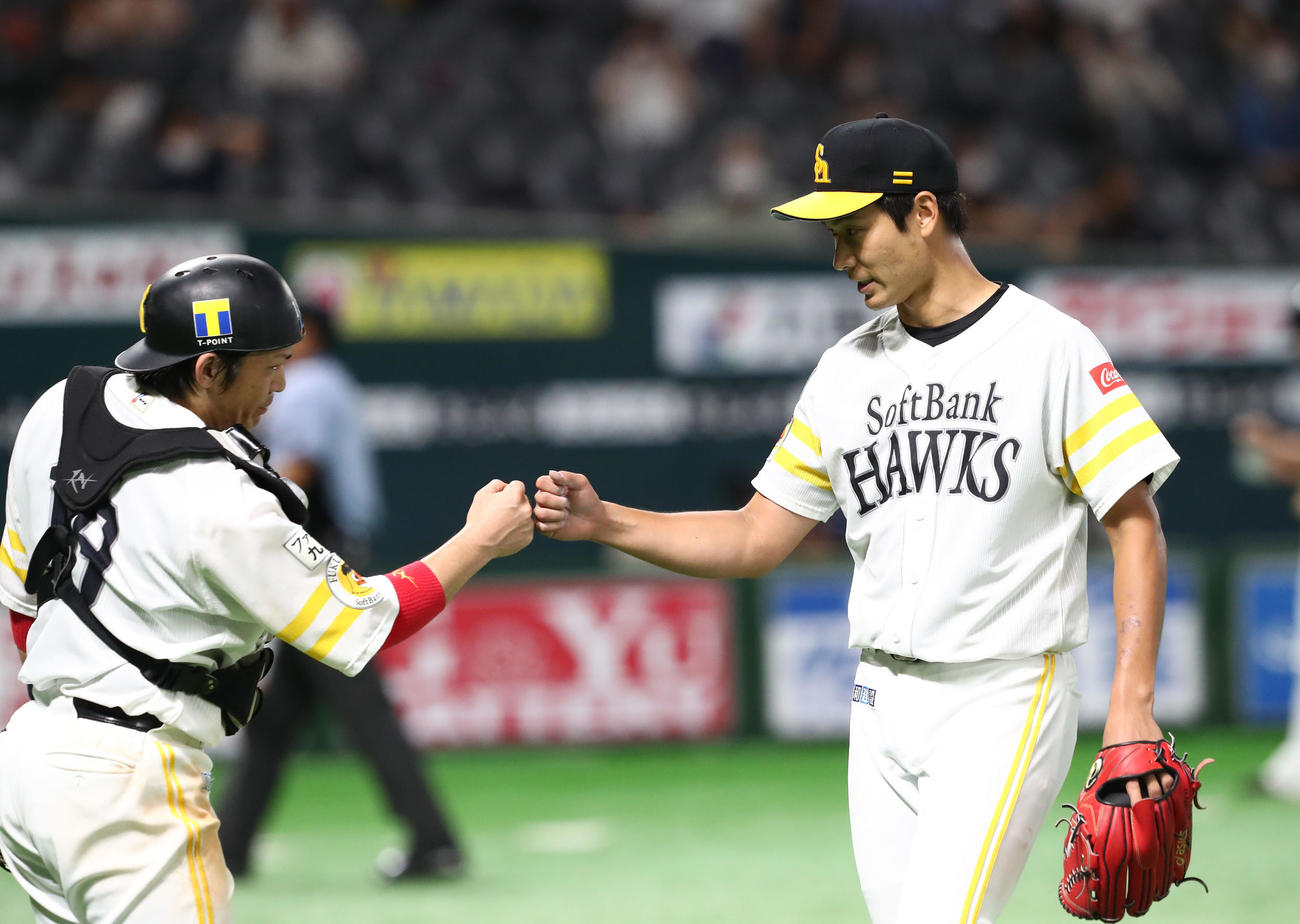 ソフトバンク対日本ハム　先発した武田翔太は甲斐拓哉捕手とグータッチ（撮影・梅根麻紀）