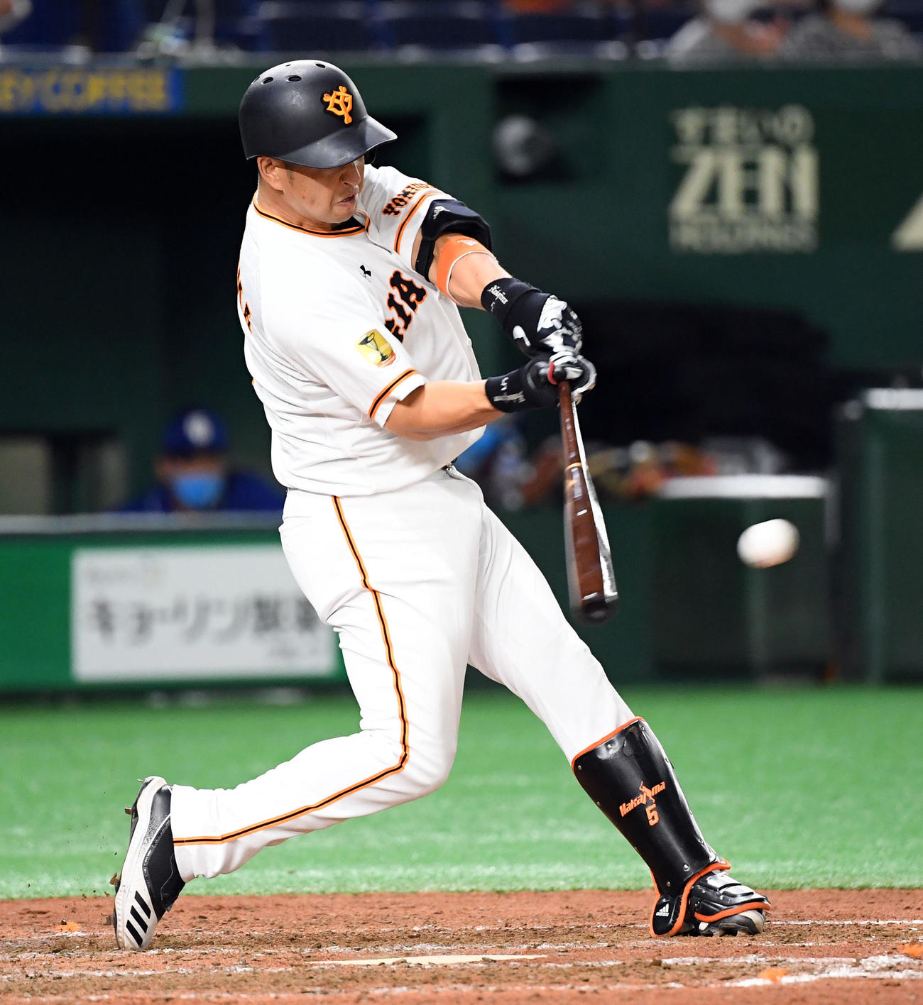 巨人対中日　4回裏巨人2死二塁、右前に適時打を放つ中島（撮影・たえ見朱実）