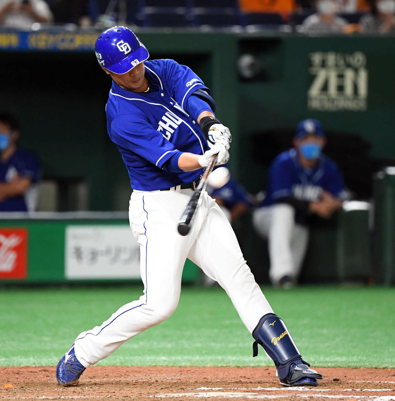 巨人対中日　6回表中日1死一、三塁、右フェンス直撃の適時打二塁打を放つ代打堂上（撮影・たえ見朱実）
