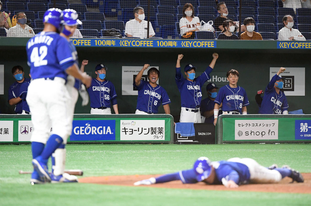 巨人対中日　7回表中日1死一、二塁、阿部寿樹の2点適時二塁打で盛り上がるベンチ（撮影・たえ見朱実）