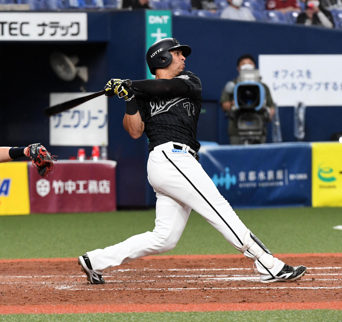 オリックス対ロッテ　5回表ロッテ無死一、二塁、マーティンは右越え3点本塁打を放つ（撮影・前岡正明）