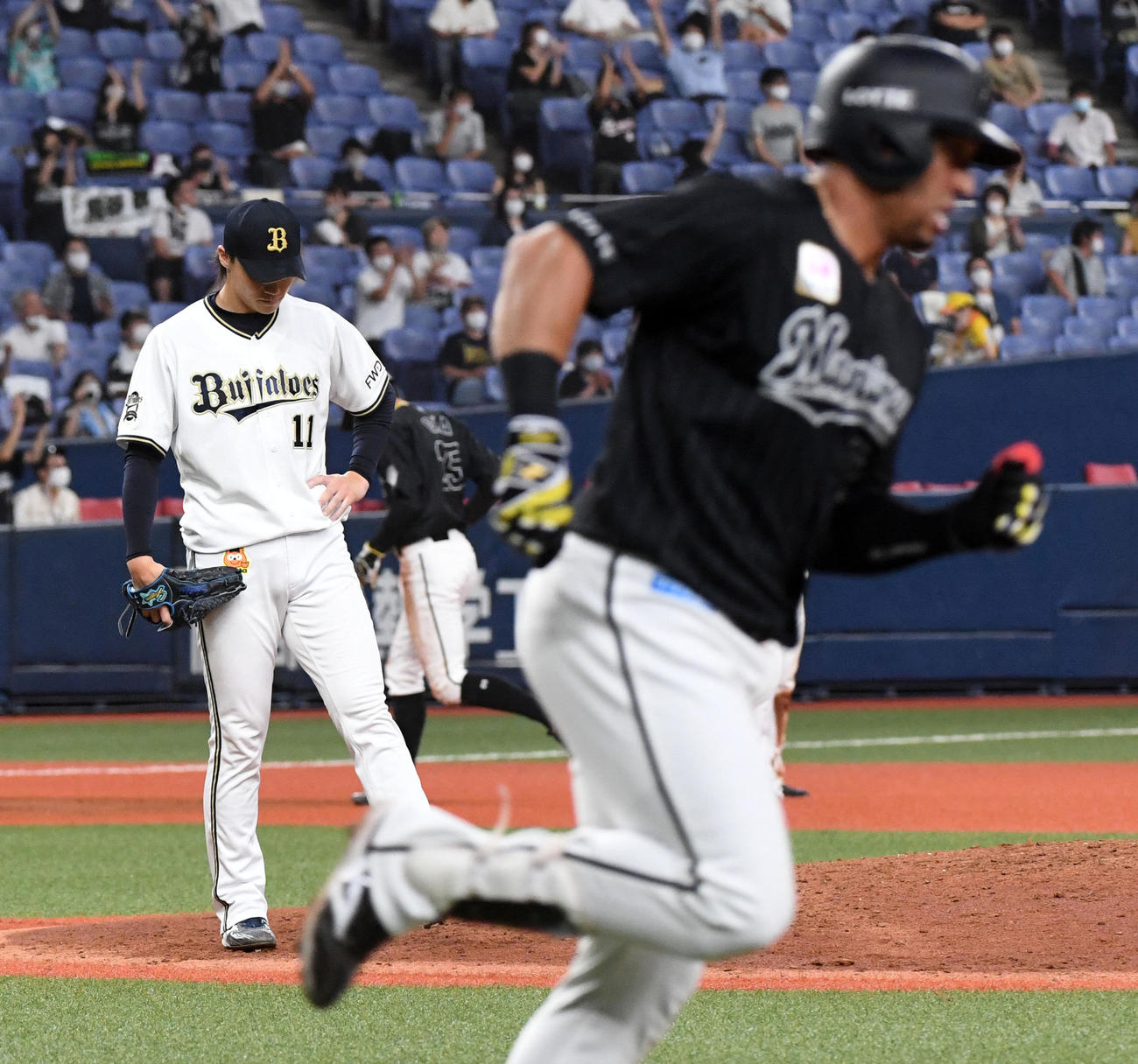 オリックス対ロッテ　5回表ロッテ無死一、二塁、マーティンに右越え3点本塁打を打たれがっくりする山崎福（撮影・前岡正明）