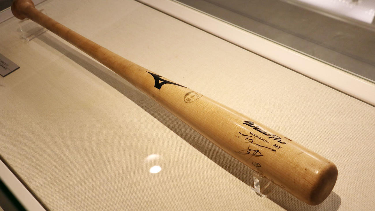 小幡選手のプロ入り初ヒットを放った際のボール、使用バットを本日より甲子園歴史館にて展示しています（球団提供）