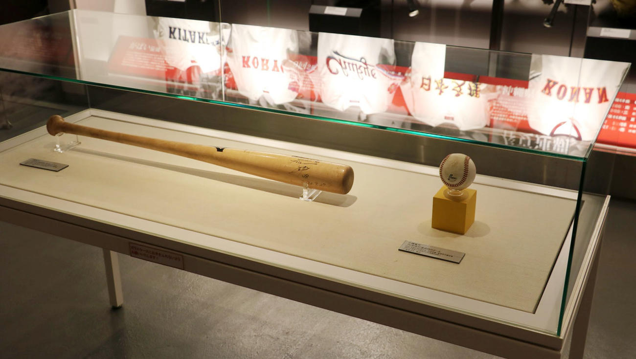 小幡選手のプロ入り初ヒットを放った際のボール、使用バットを本日より甲子園歴史館にて展示しています（球団提供）