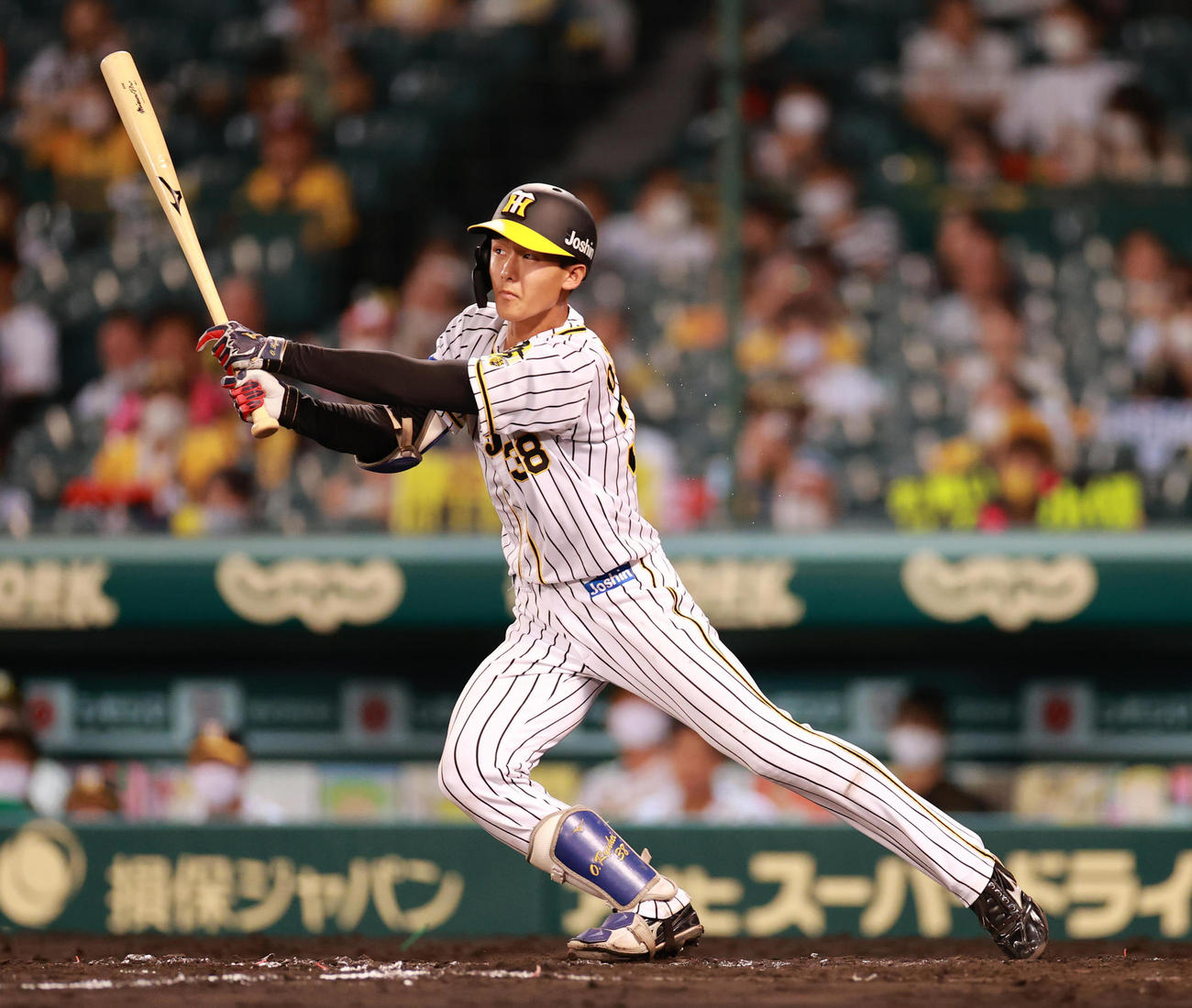 阪神対中日　5回裏阪神1死、小幡は中前へプロ初安打を放つ（撮影・清水貴仁）