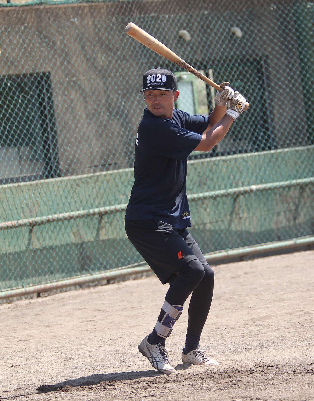 ティー打撃に励む足立