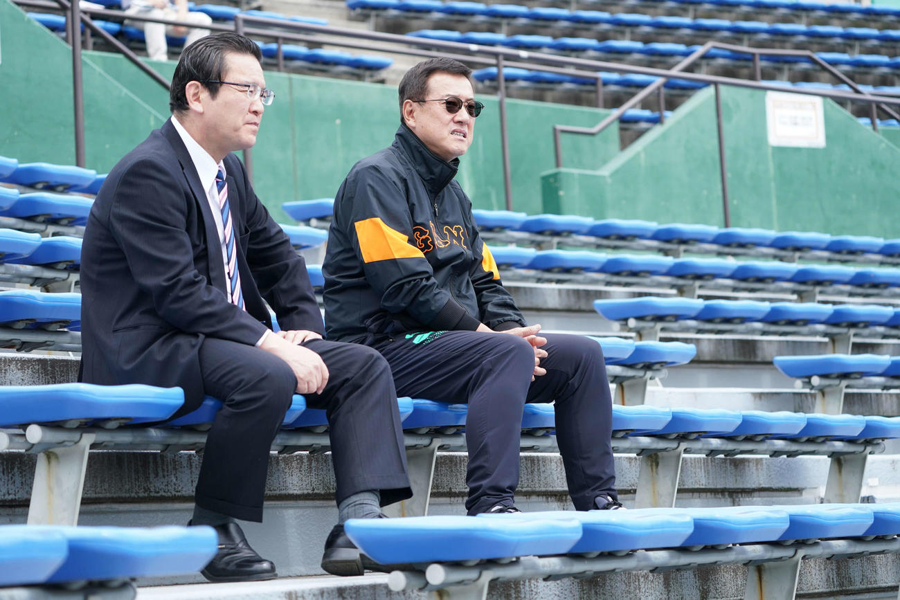 巨人原監督（右）と大塚球団副代表（2020年3月28日撮影）