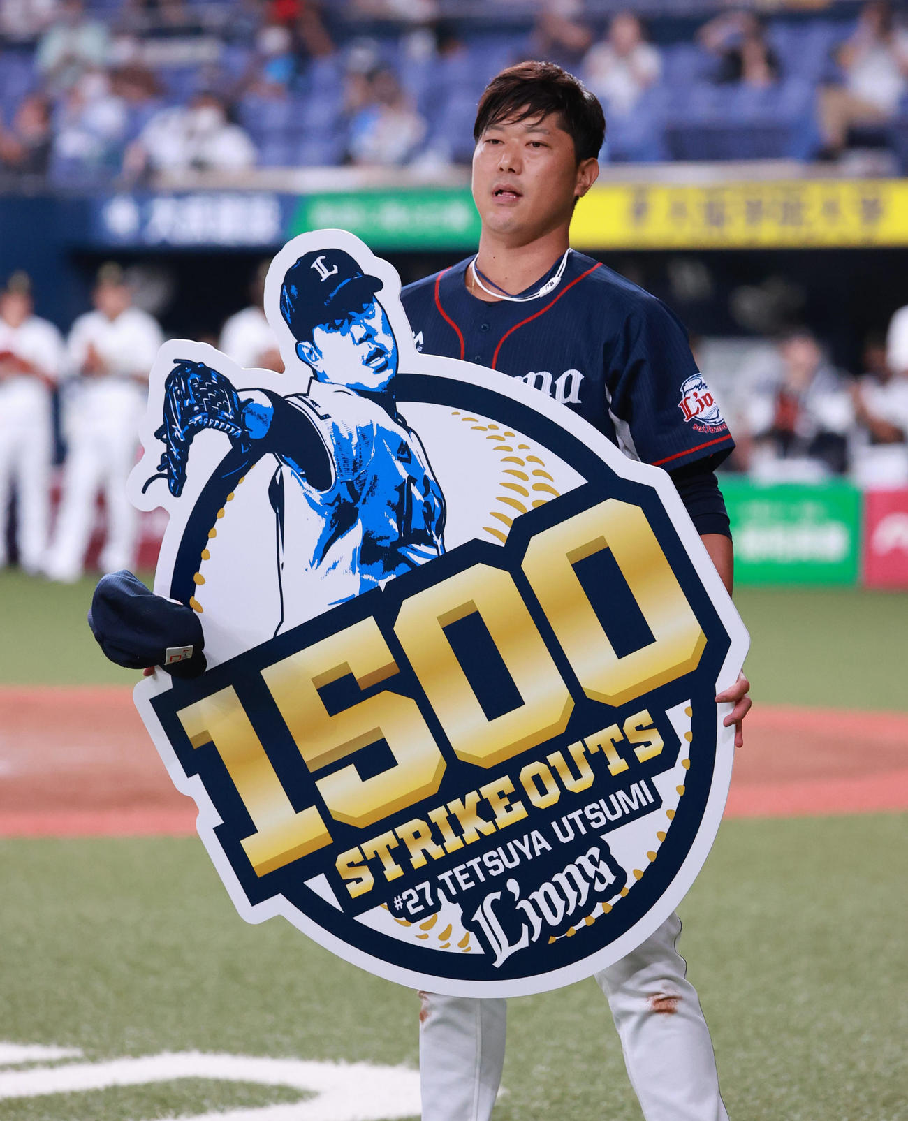 オリックス戦で通算1500奪三振を達成し、記念ボードを手にする西武内海（2020年8月22日）
