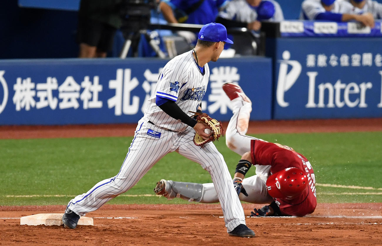 27日、走塁途中に倒れ込む広島石原（右）（撮影・横山健太）