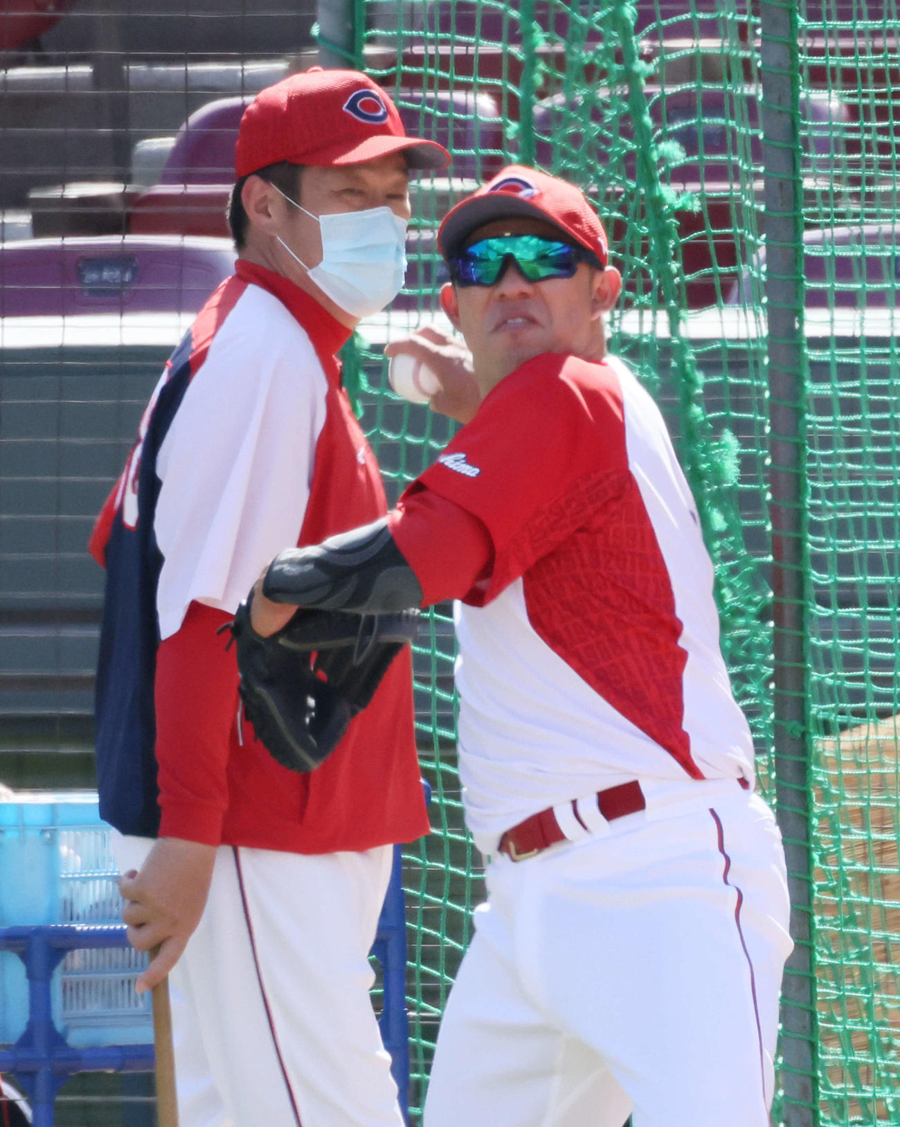 一軍に合流し、試合前練習でキャッチボールをする白浜裕太捕手と佐々岡真司監督（後ろ）（撮影・加藤孝規）（撮影・加藤孝規）（撮影・加藤孝規）