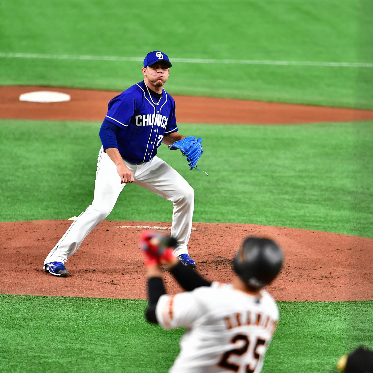 15日巨人戦で岡本を打ち取る中日ロドリゲス
